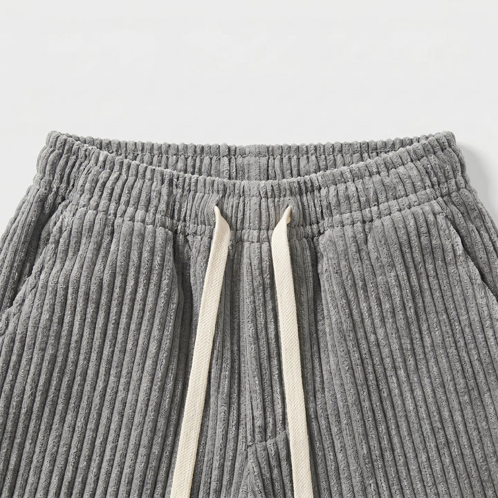 Nahaufnahme elastischer Bund mit Kordelzug einer grauen Herren Cordhose, breite Cordrippen