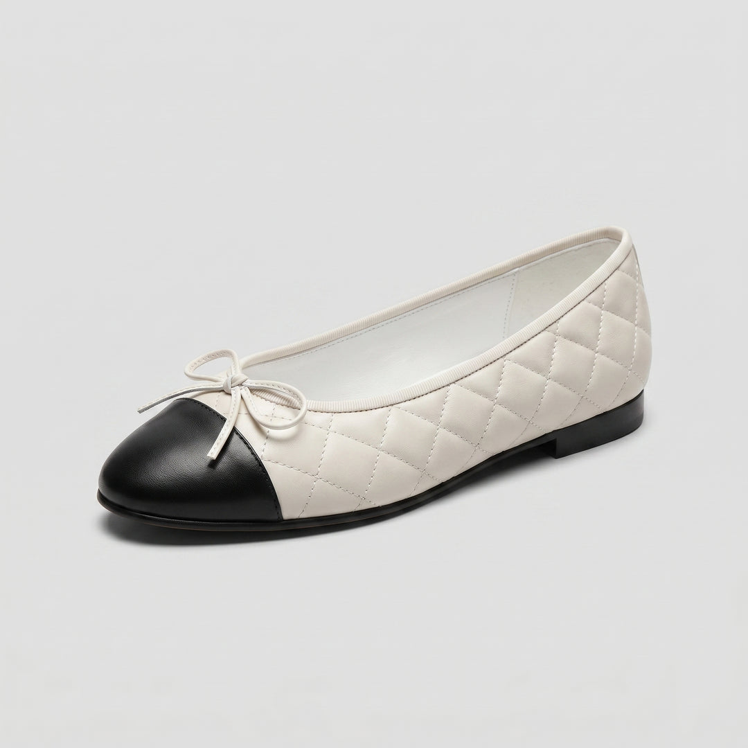 Ballerina Weiß-Schwarz Rautensteppung schwarze Kappe Schrägsicht