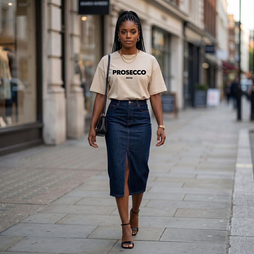 Beiges Prosecco Mood T-Shirt im Street-Style mit Jeansrock und Sandaletten