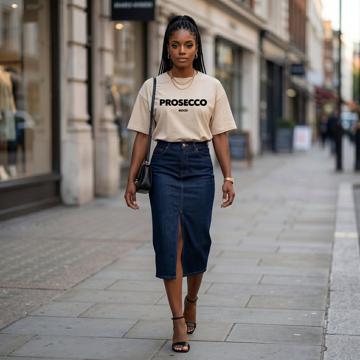 Beiges Prosecco Mood T-Shirt im Street-Style mit Jeansrock und Sandaletten
