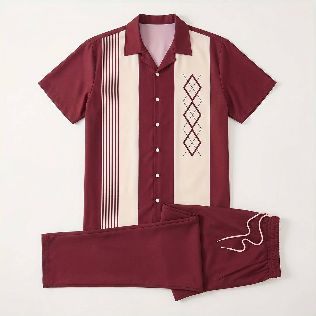 Flat-Lay: Kurzarmhemd in Bordeaux mit Streifen und Rautenmuster, dazu Hose mit Kordelzug
