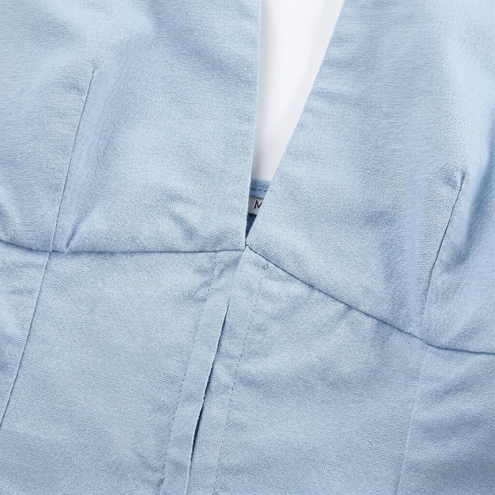 Detailaufnahme V-Ausschnitt und Nahtverarbeitung Weste, Hellblau Baumwoll-Leinen-Optik