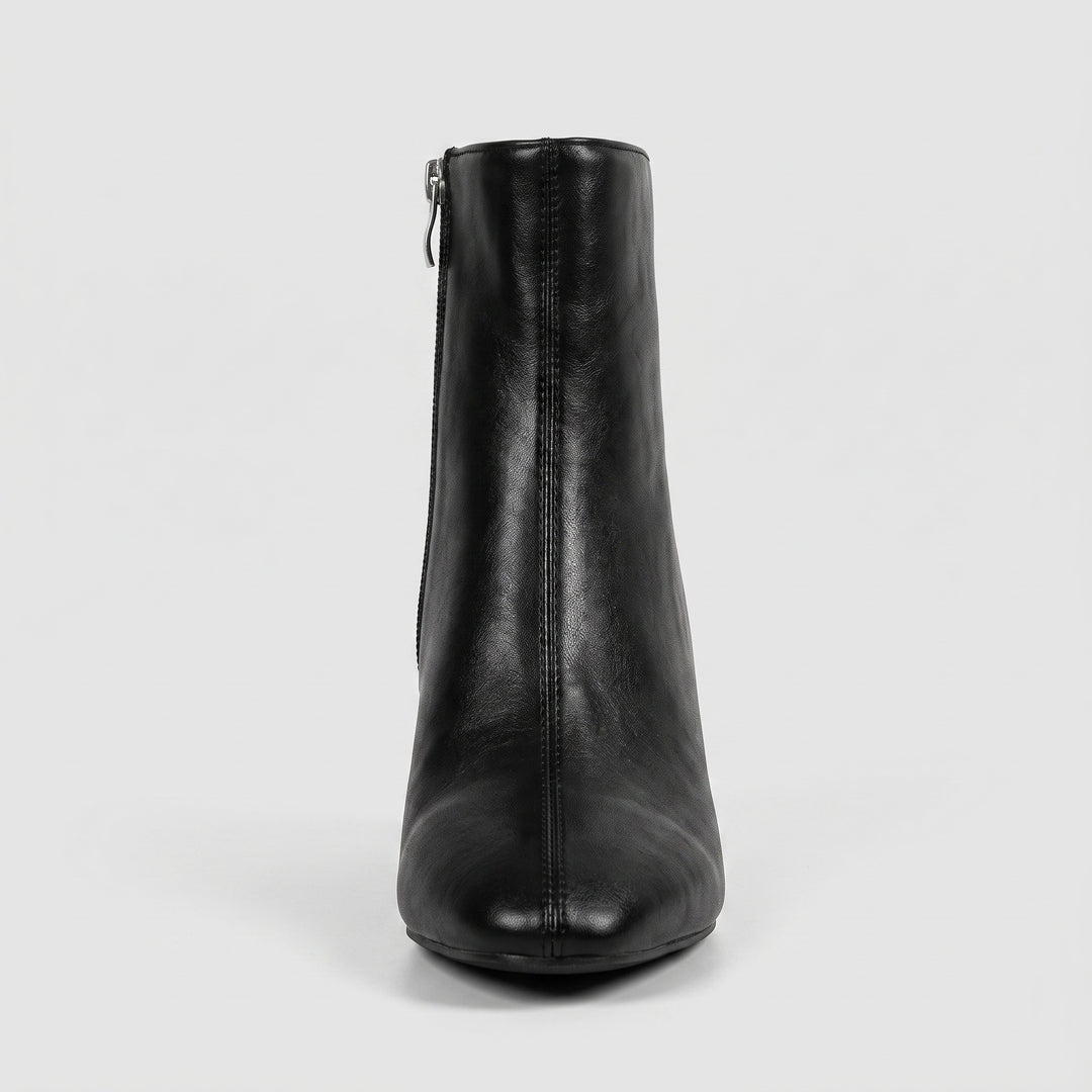 Schwarze Stiefelette – Frontansicht mit quadratischer Zehenpartie