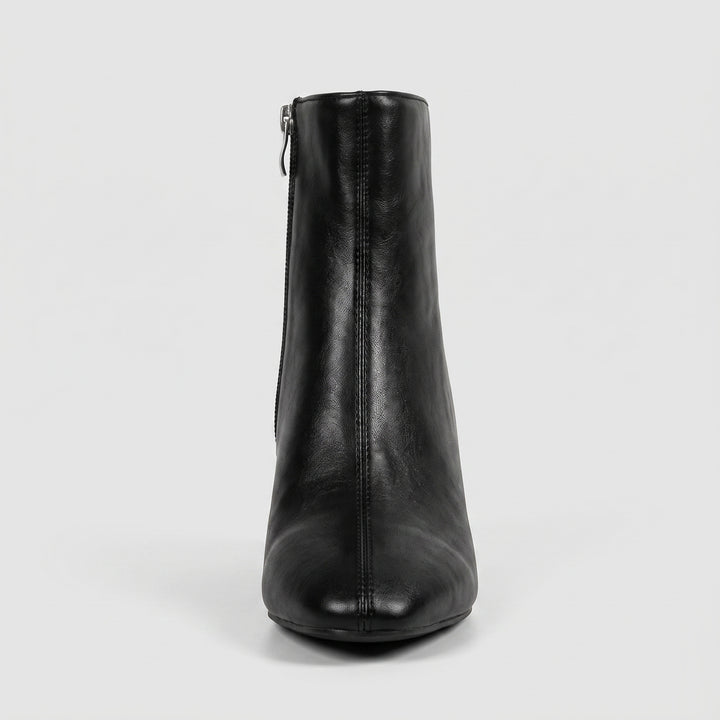 Schwarze Stiefelette – Frontansicht mit quadratischer Zehenpartie