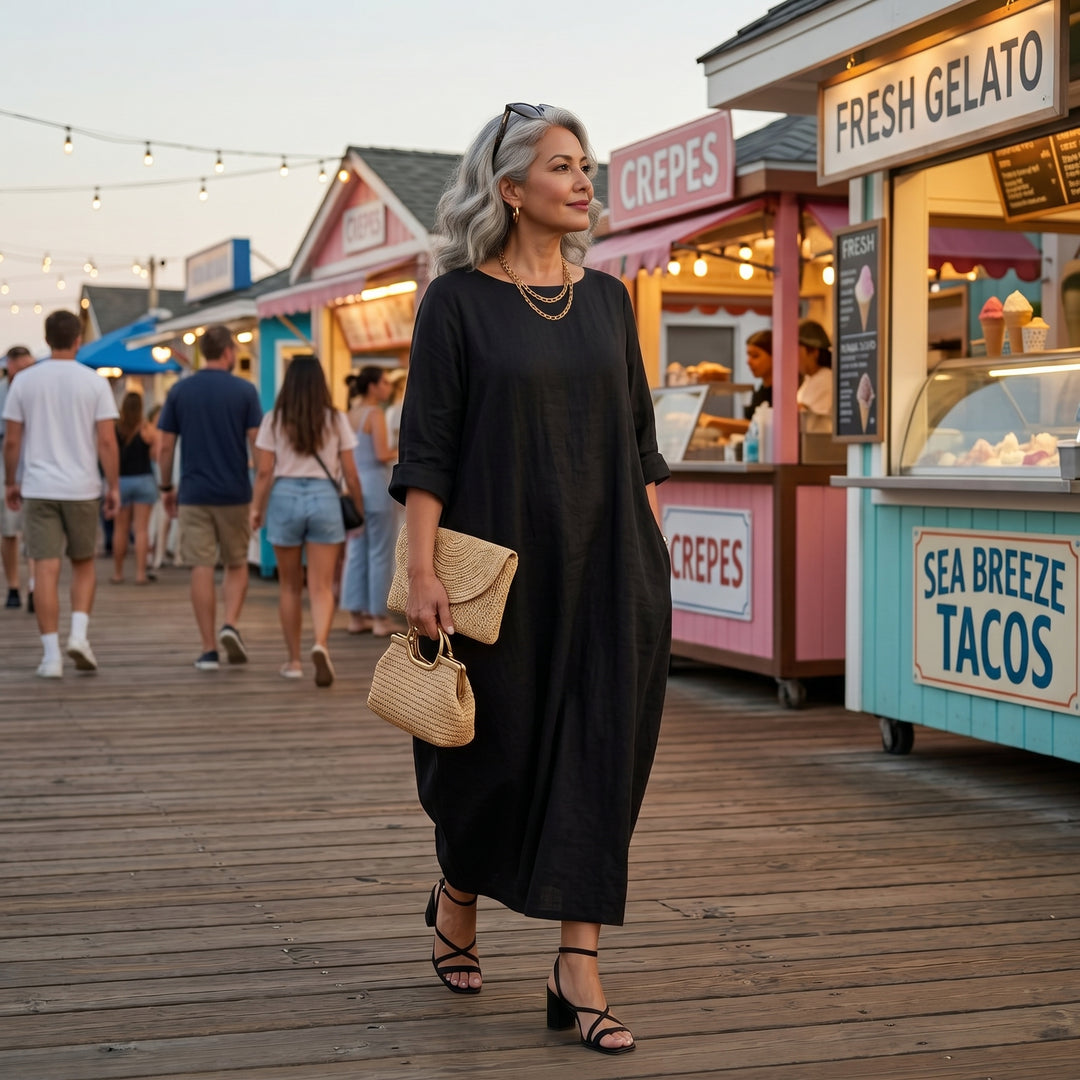 Schwarzes Maxikleid, Lifestyle-Aufnahme an belebter Strandpromenade