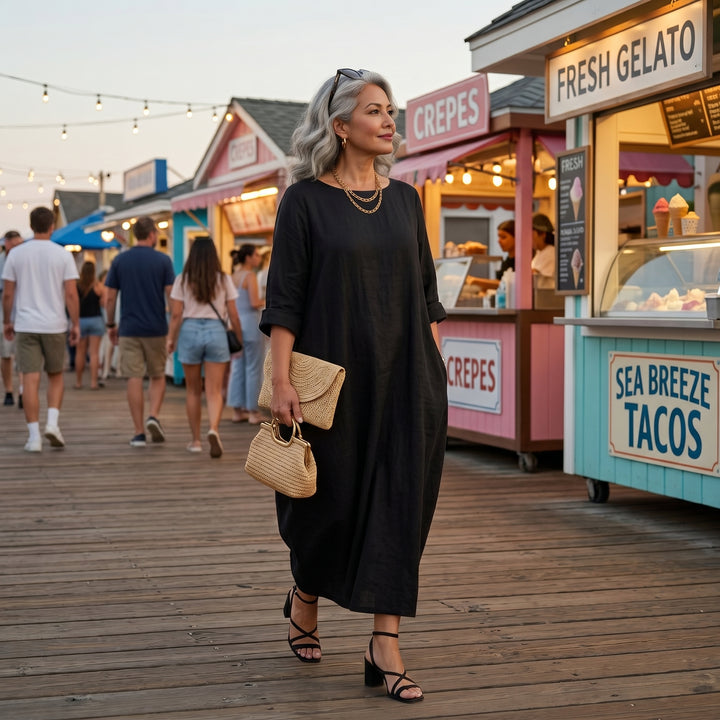 Schwarzes Maxikleid, Lifestyle-Aufnahme an belebter Strandpromenade