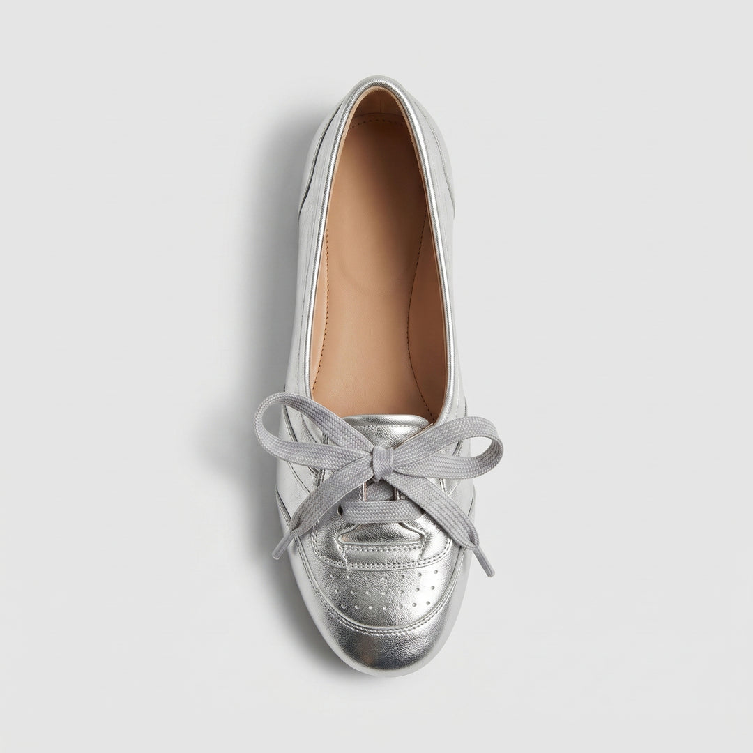 Silberne Damen-Ballerina von oben mit Schnürschleife, Brogue-Detail und hellem Innenfutter