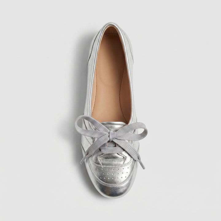 Silberne Damen-Ballerina von oben mit Schnürschleife, Brogue-Detail und hellem Innenfutter