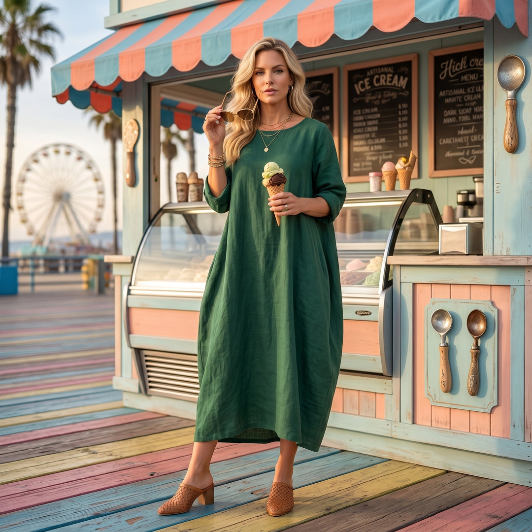 Dunkelgrünes Maxikleid, Lifestyle-Aufnahme an Strandpromenade