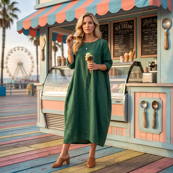 Dunkelgrünes Maxikleid, Lifestyle-Aufnahme an Strandpromenade