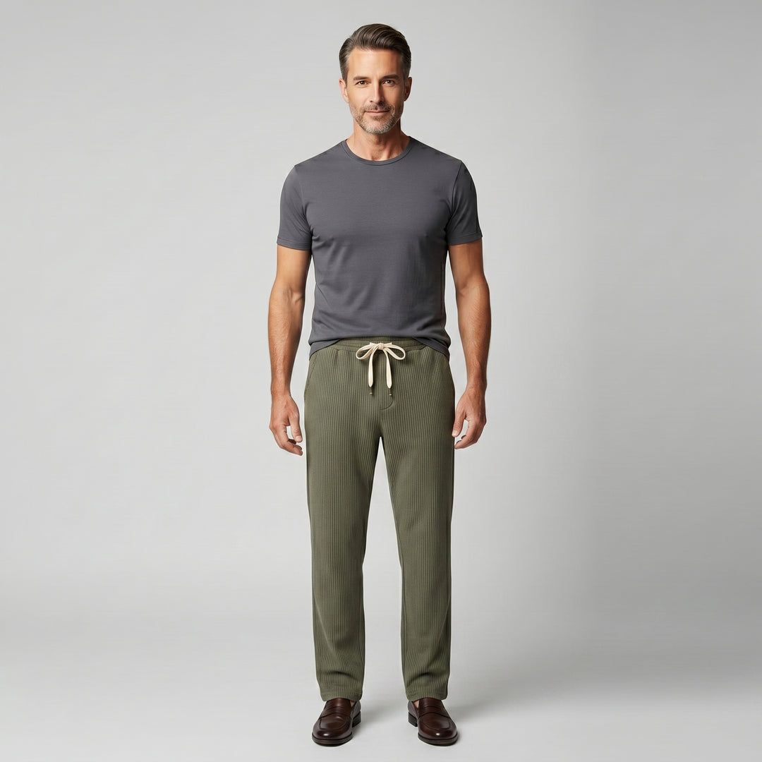 Herren Cordhose in Olivgrün mit elastischem Bund und Kordelzug, gerade Passform, Frontansicht am Model