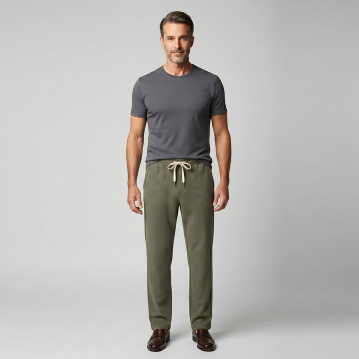 Herren Cordhose in Olivgrün mit elastischem Bund und Kordelzug, gerade Passform, Frontansicht am Model