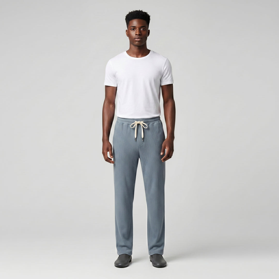 Herren Cordhose in Hellblau mit elastischem Bund und Kordelzug, gerade Passform, Frontansicht am Model