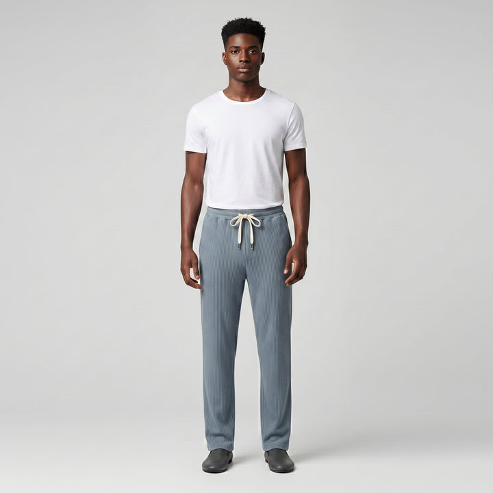 Herren Cordhose in Hellblau mit elastischem Bund und Kordelzug, gerade Passform, Frontansicht am Model