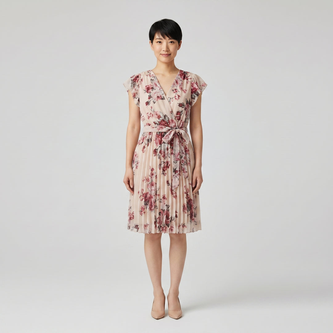 Aprikosefarbenes Blumenkleid mit V-Ausschnitt, Rüschenärmeln und Plisseerock, Vorderansicht