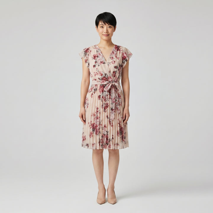 Aprikosefarbenes Blumenkleid mit V-Ausschnitt, Rüschenärmeln und Plisseerock, Vorderansicht