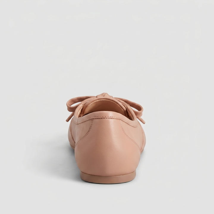 Apricot Damen-Ballerina Rückansicht, glatte Lederoptik mit Schnürung