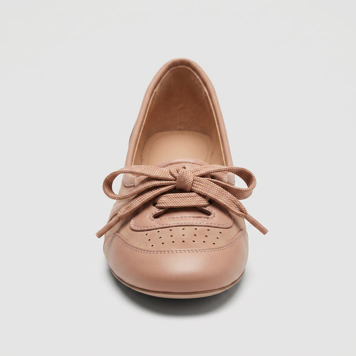 Apricot Damen-Ballerina Frontansicht mit breiter Schnürschleife und Brogue-Perforierung