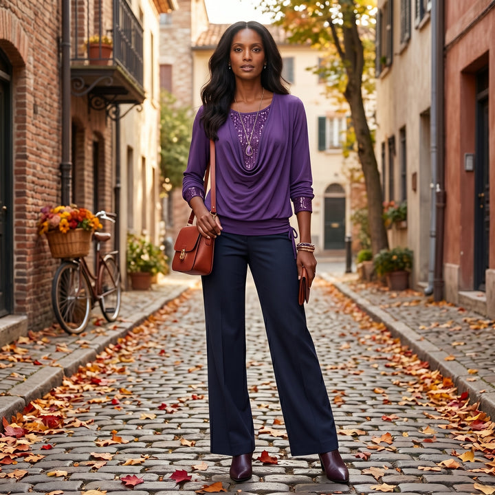 Lila Paillettenbluse auf Kopfsteinpflaster-Gasse, Herbst-Lifestyle