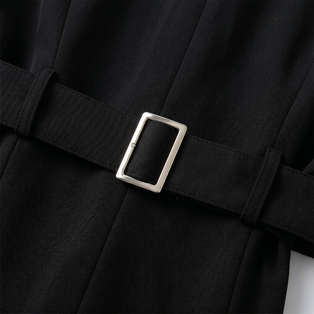 Detailansicht Bindegürtel mit silberner Metallschnalle, schwarzer Blazer