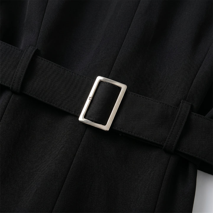 Detailansicht Bindegürtel mit silberner Metallschnalle, schwarzer Blazer