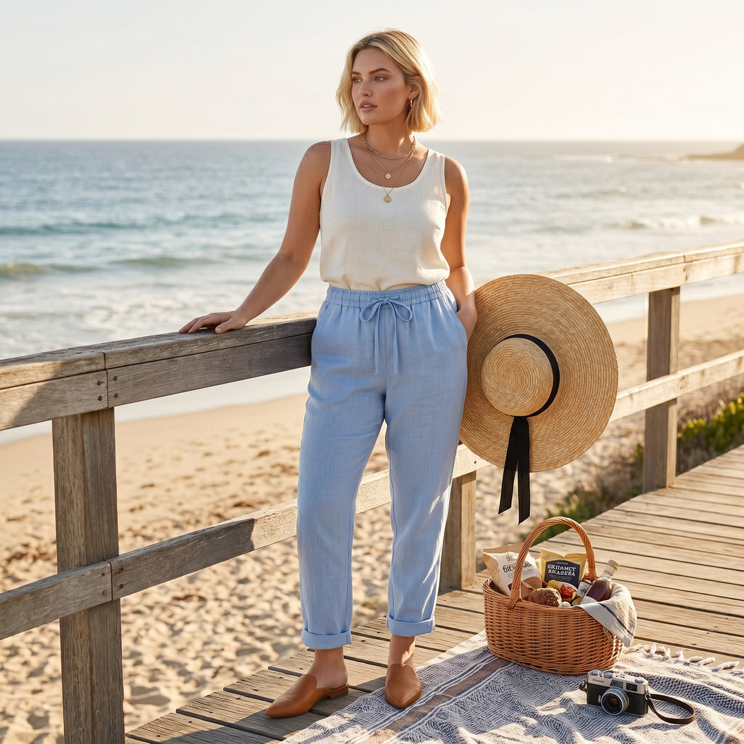 Leinenhose Hellblau, Lifestyle-Aufnahme am Strand-Steg, Sommerlook