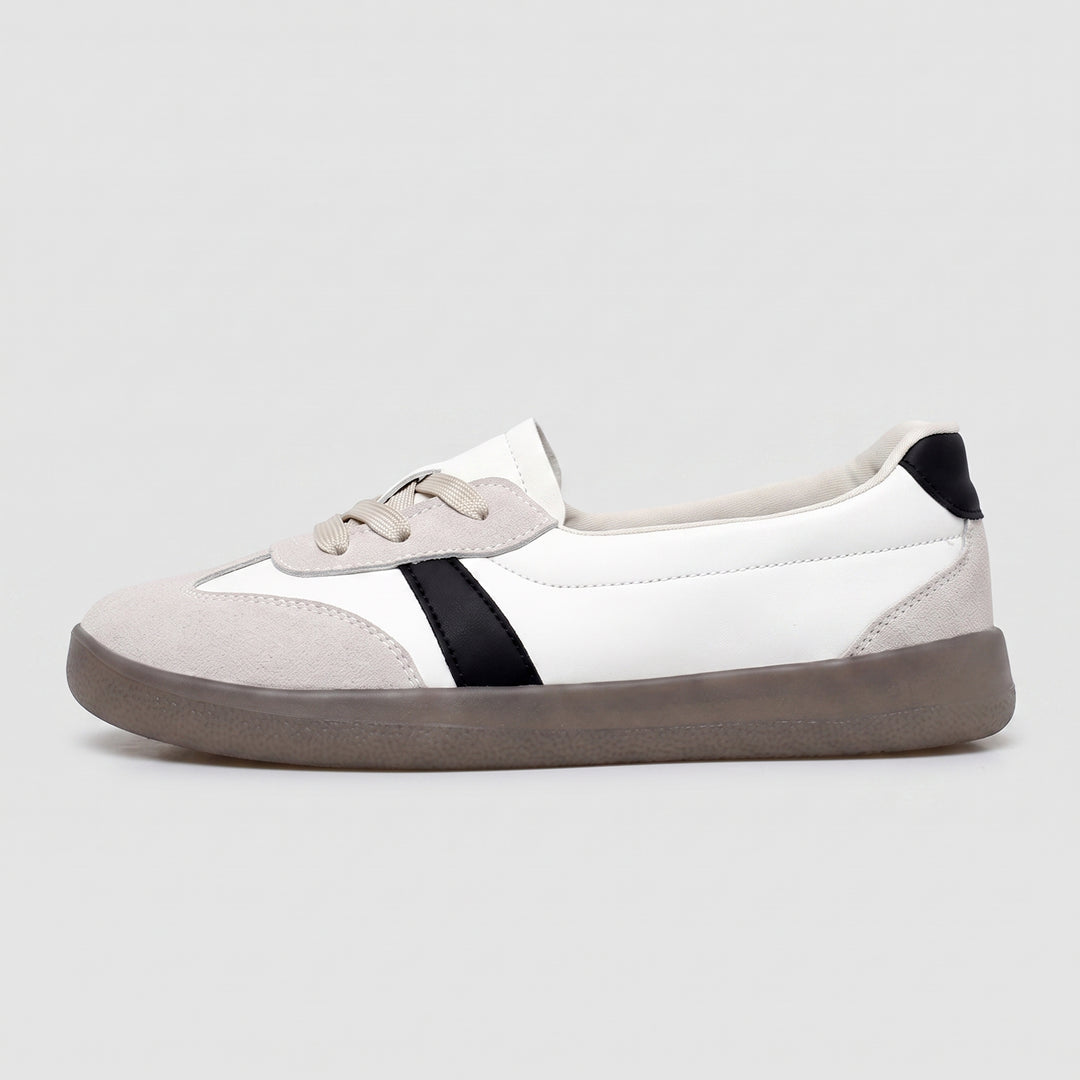 Weißer Damen-Sneaker Seitenansicht, schwarzer Streifen, beige Schnürsenkel, transparente Sohle