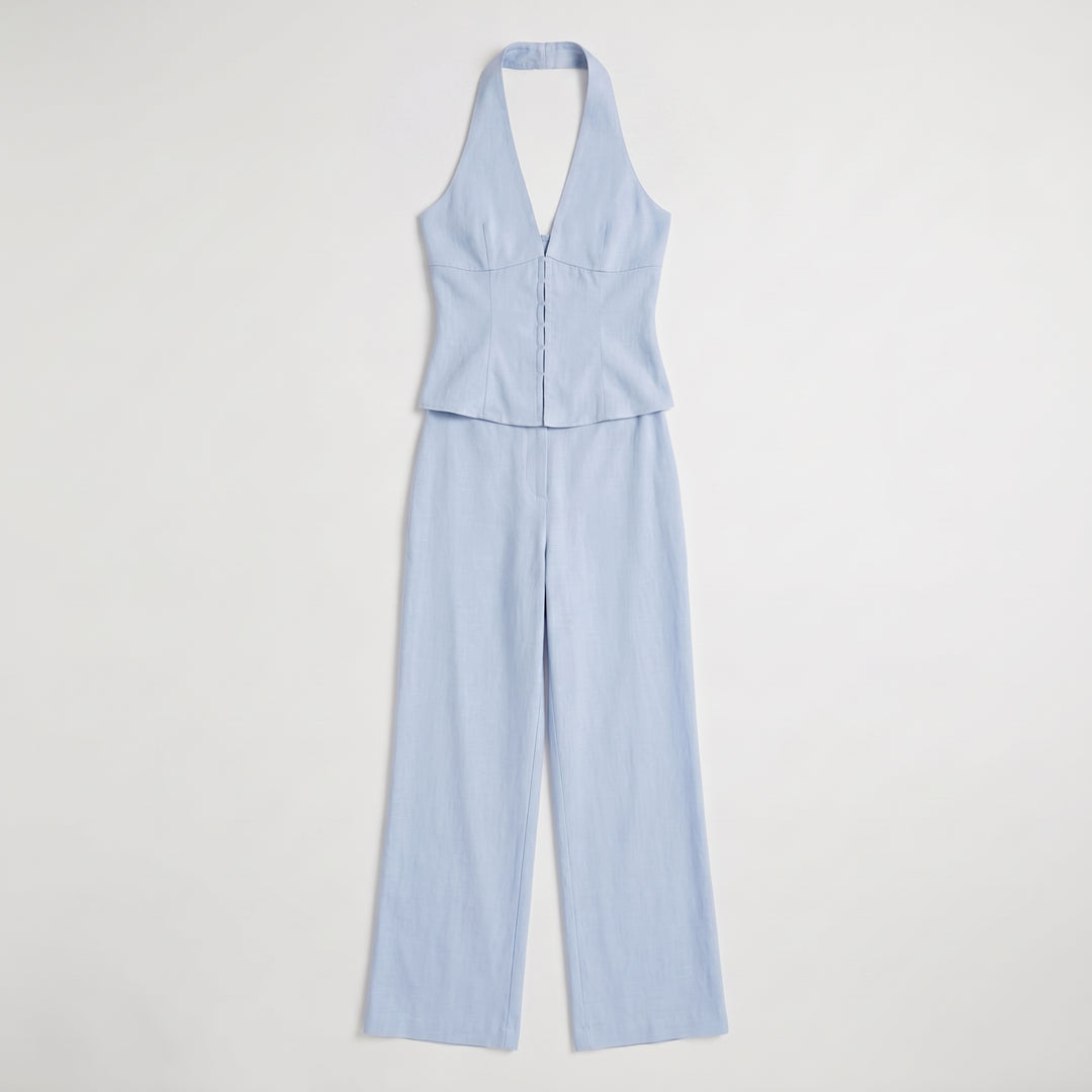 Hellblaues Weste-Hose-Set flach liegend, Neckholder-Weste mit Knöpfen und weite Hose