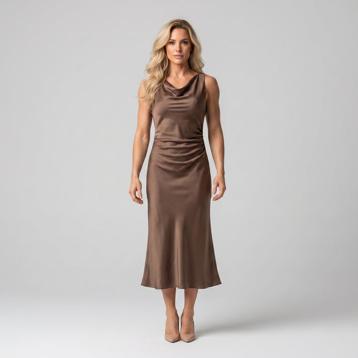 Satin Midikleid Braun mit Wasserfallausschnitt und Raffung, Frontansicht