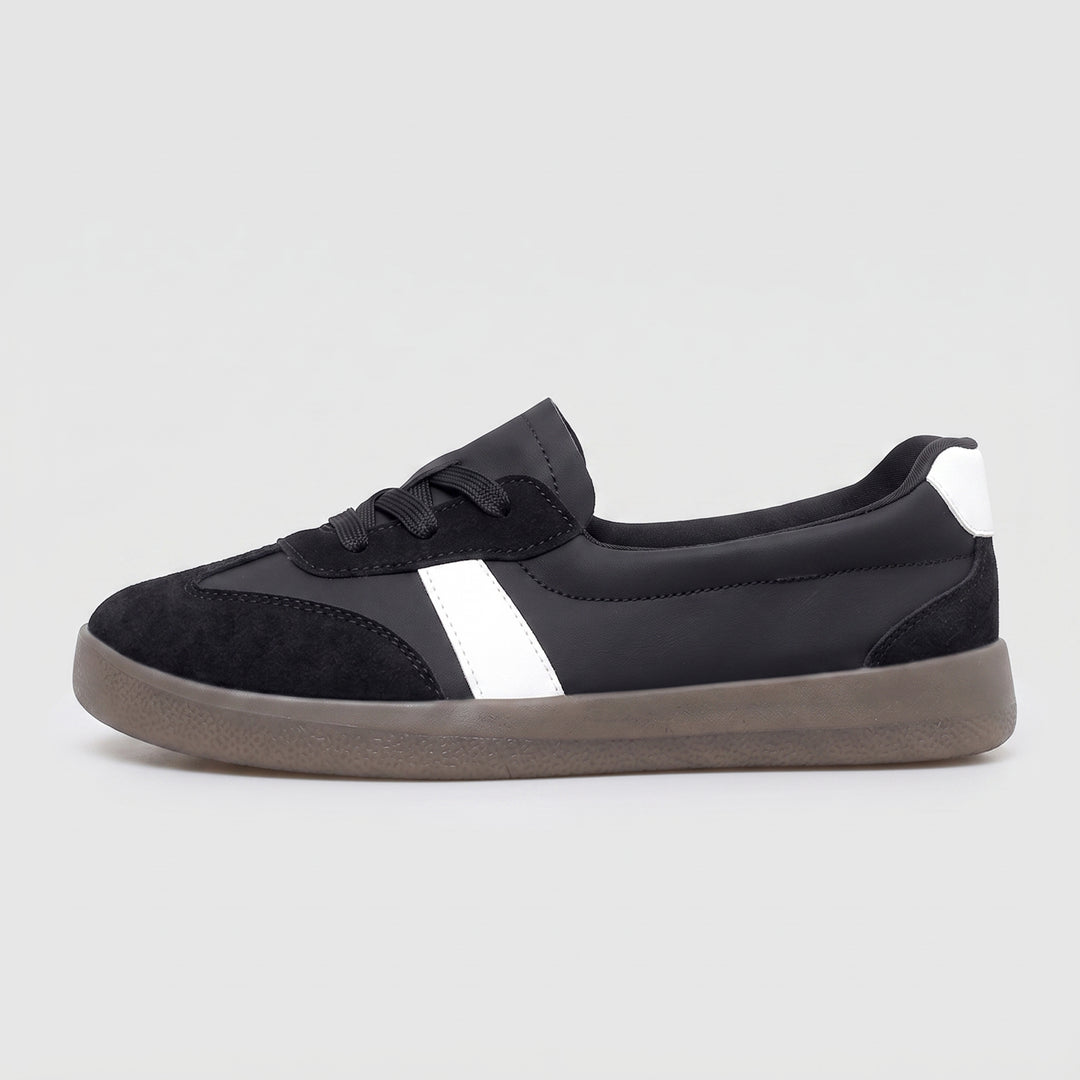 Schwarzer Damen-Sneaker Seitenansicht, weißer Streifen, schwarze Schnürsenkel, Gum-Sohle