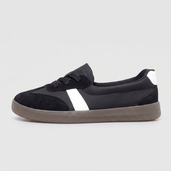 Schwarzer Damen-Sneaker Seitenansicht, weißer Streifen, schwarze Schnürsenkel, Gum-Sohle