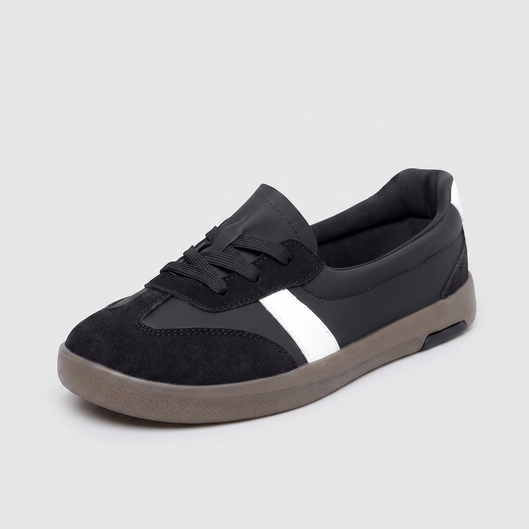 Schwarzer Damen-Sneaker mit weißem Seitenstreifen, Wildleder-Zehenkappe, Schrägansicht