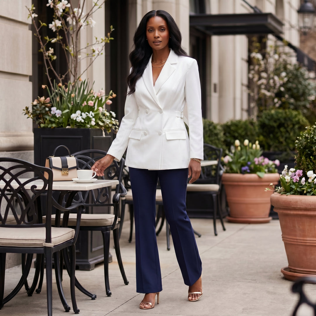 Weißer Damen-Blazer im eleganten Outdoor-Outfit, Ganzkörper