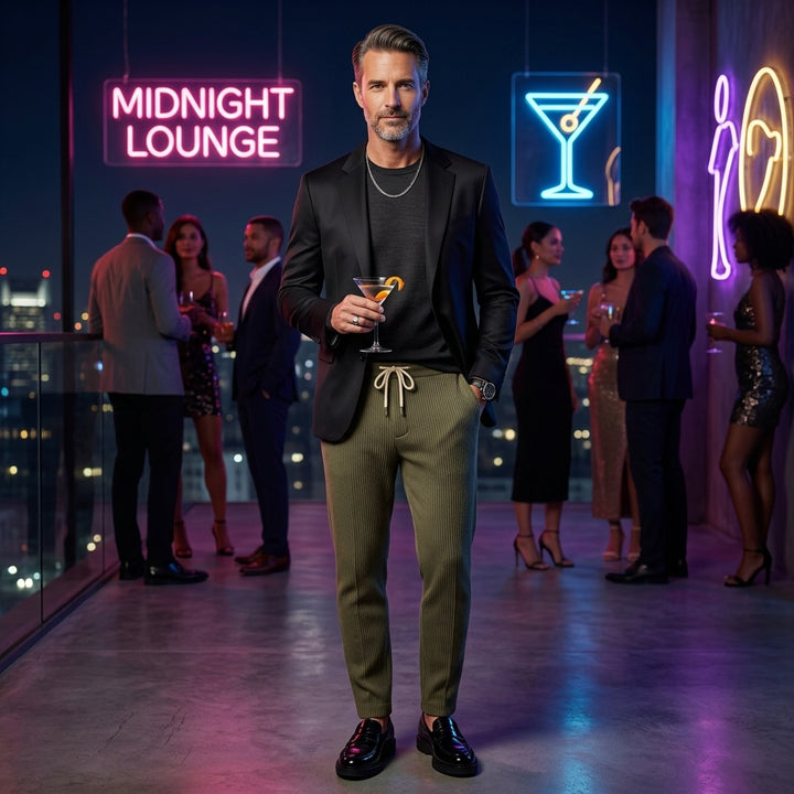 Herren Cordhose in Olivgrün mit schwarzem Blazer kombiniert, Abend-Styling in Rooftop-Bar