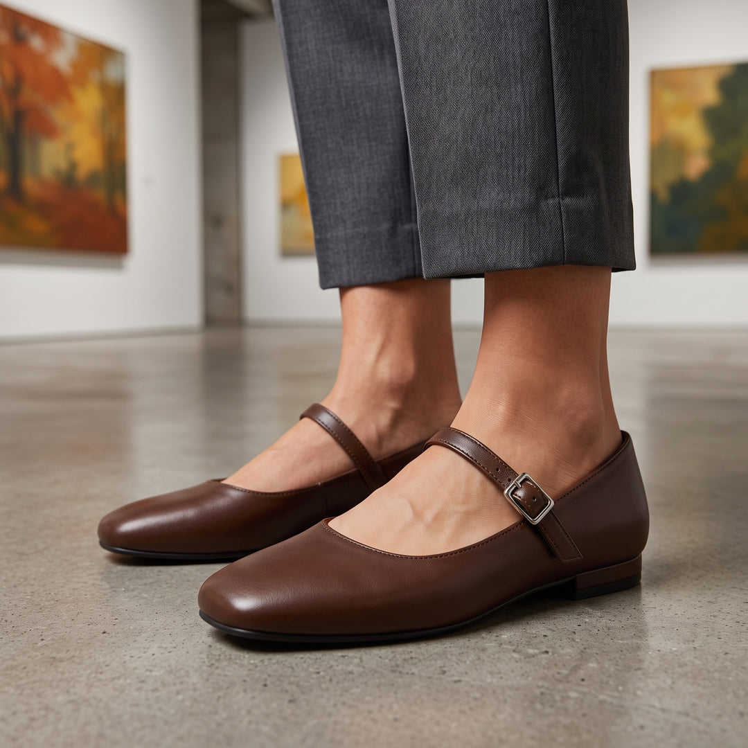 Mary-Jane-Ballerina Braun getragen in Galerie-Setting mit grauer Hose – Styling
