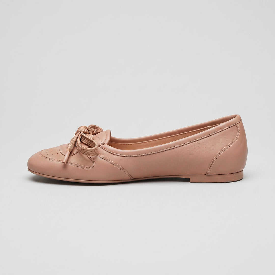 Apricot Damen-Ballerina Seitenansicht, flach mit Schnürschleife und Brogue-Perforierung