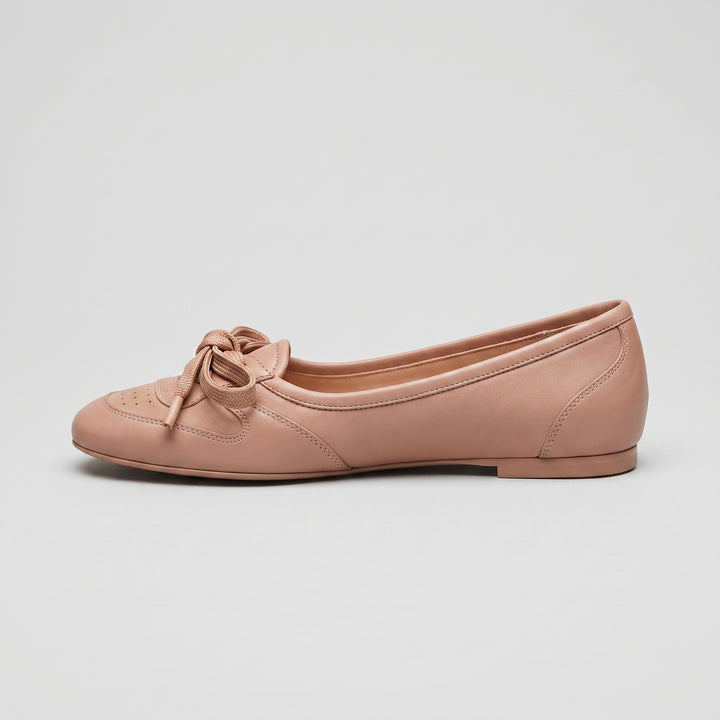 Apricot Damen-Ballerina Seitenansicht, flach mit Schnürschleife und Brogue-Perforierung