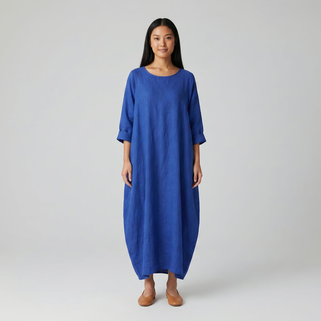 Blaues Maxikleid mit Ballonform, 3/4-Arm und Seitentaschen, Vorderansicht
