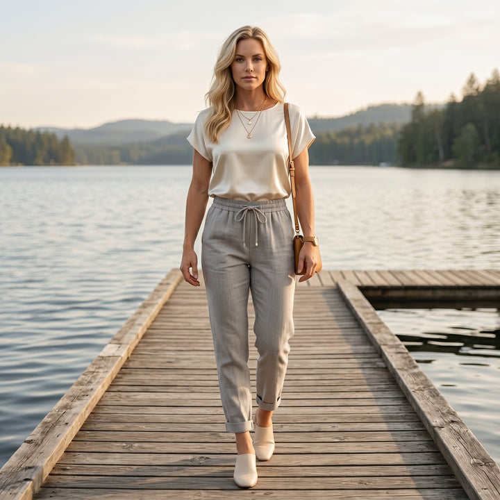 Leinenhose Grau, Lifestyle-Aufnahme am Seeufer, casual eleganter Look