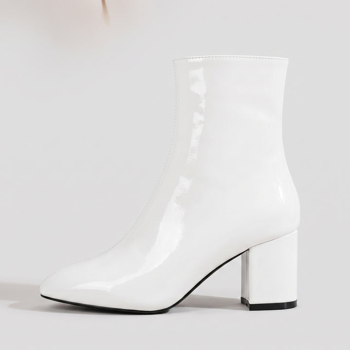 Weiße Stiefelette mit Lackoptik und Blockabsatz – linke Seitenansicht