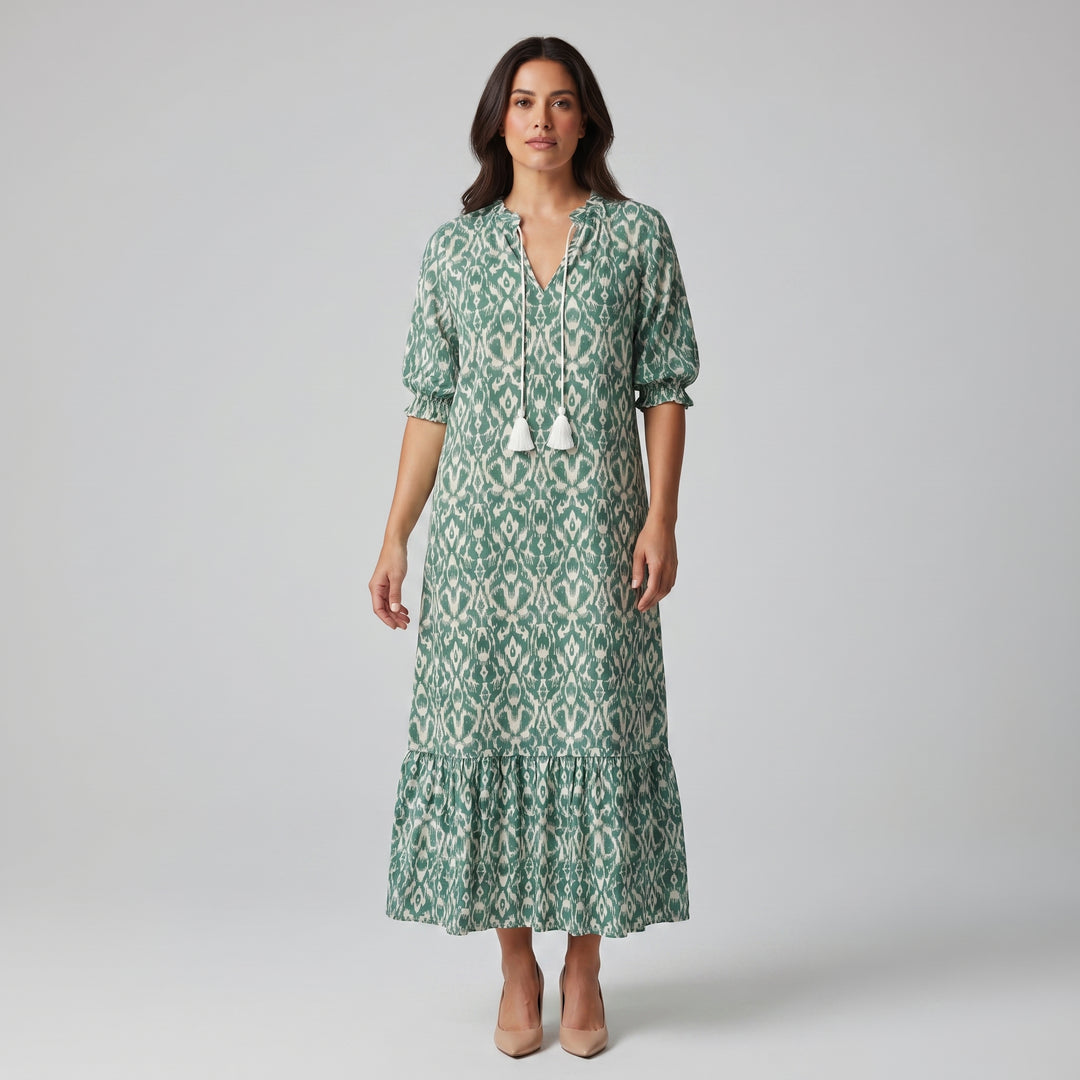 Damen-Maxikleid Grün Ikat-Muster, Dreiviertelärmel, weiße Quasten, Vorderansicht