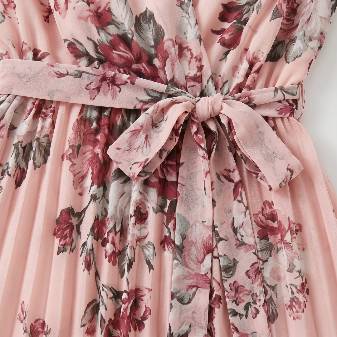 Detailaufnahme Bindegürtel mit Schleife am rosafarbenen Blumenkleid