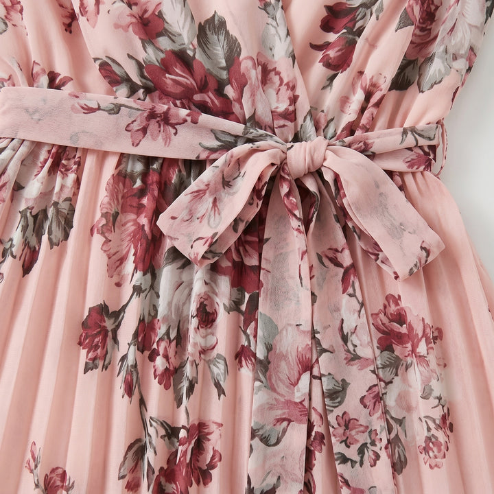 Detailaufnahme Bindegürtel mit Schleife am rosafarbenen Blumenkleid