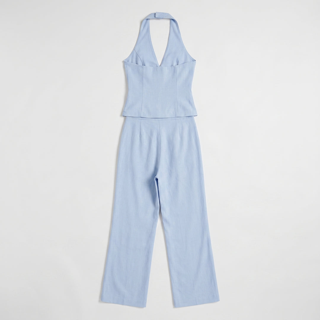 Hellblaues Damen-Set Flat-lay, Halter-Weste und weite gerade Hose mit Bügelfalte