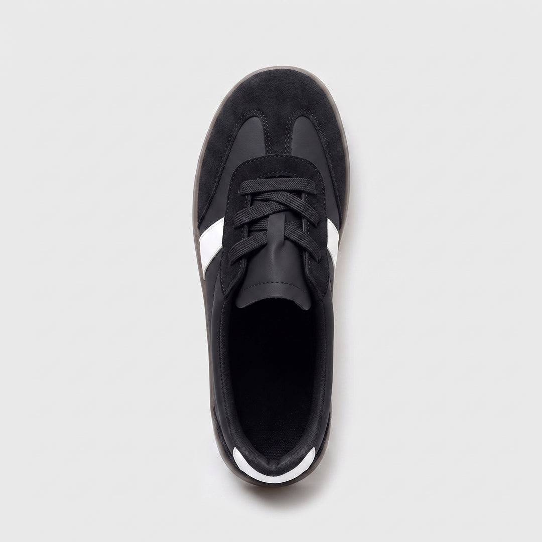 Schwarzer Damen-Sneaker Draufsicht, dunkles Innenfutter, weißer Seitenstreifen