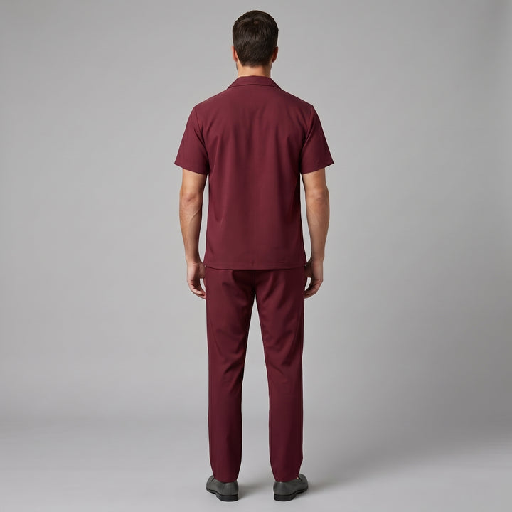 Herren Kurzarmhemd und Hose in Bordeaux mit Reverskragen, Rückansicht am Model