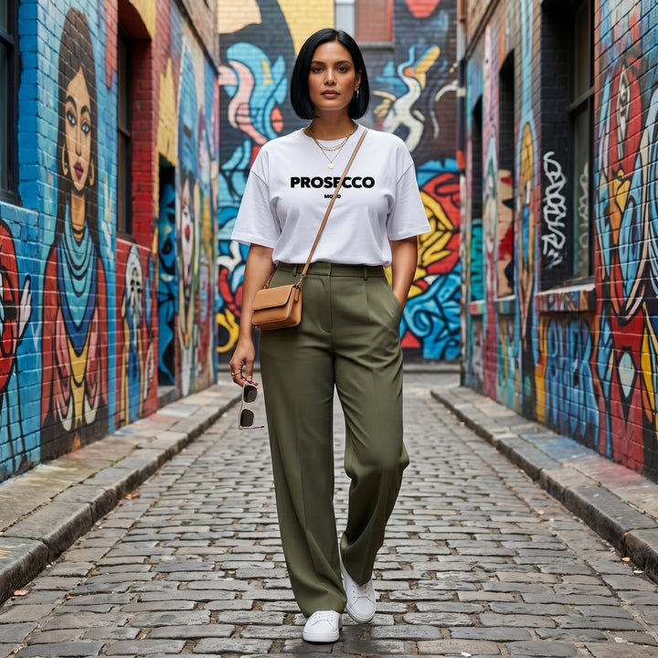 Weißes Prosecco Mood T-Shirt im Streetstyle mit Hose und Sneakern