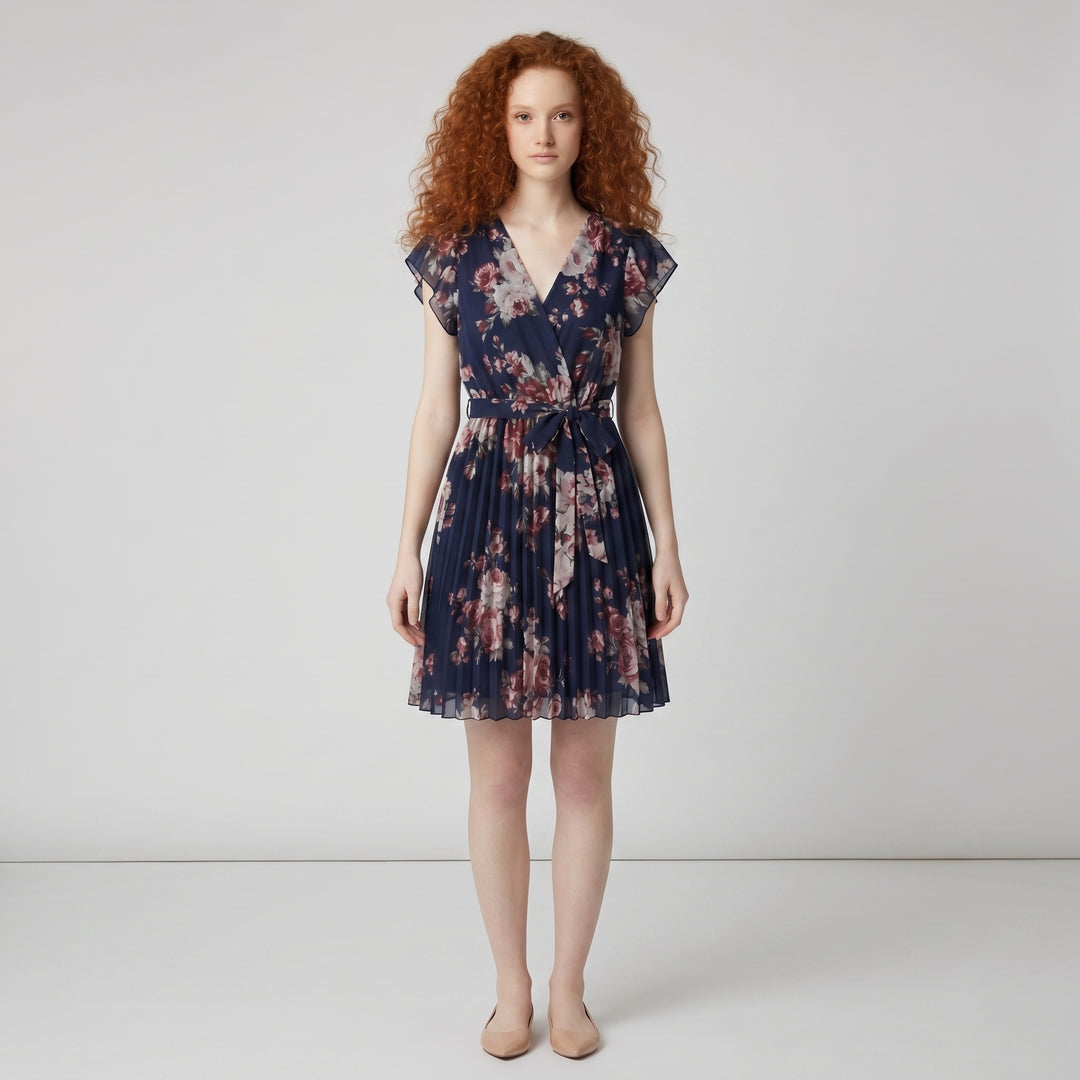 Schwarzes Blumenkleid mit V-Ausschnitt, Rüschenärmeln und Plisseerock, Vorderansicht