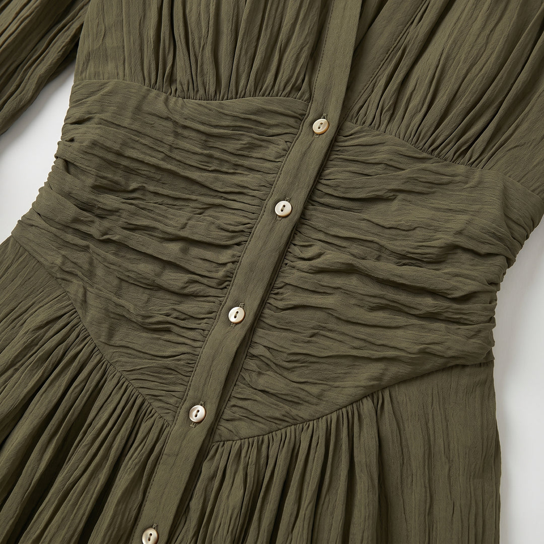 Detailansicht Taille und Knöpfe am Plissee Maxikleid in Olivgrün