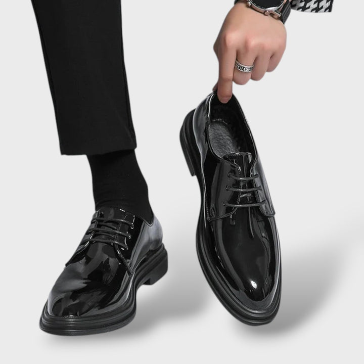 Schwarze Lackleder Derby-Schuhe als Paar, frontale Produktansicht